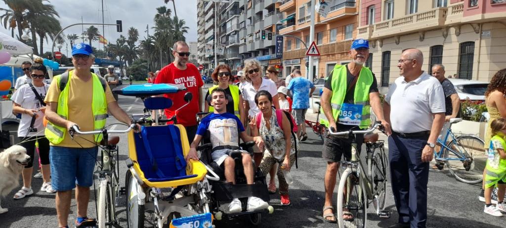 Grupo diverso con bicicletas y silla adaptada en la Ciclovía Litoral de Alicante