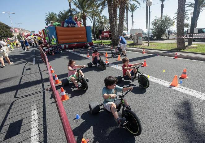 Niñas y niños recorriendo un circuito de movilidad segura
