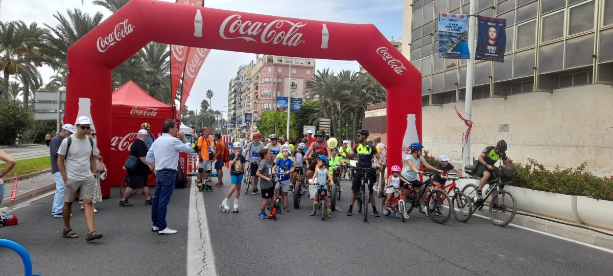Familias preparadas para iniciar la Ciclovía Litoral de Alicante