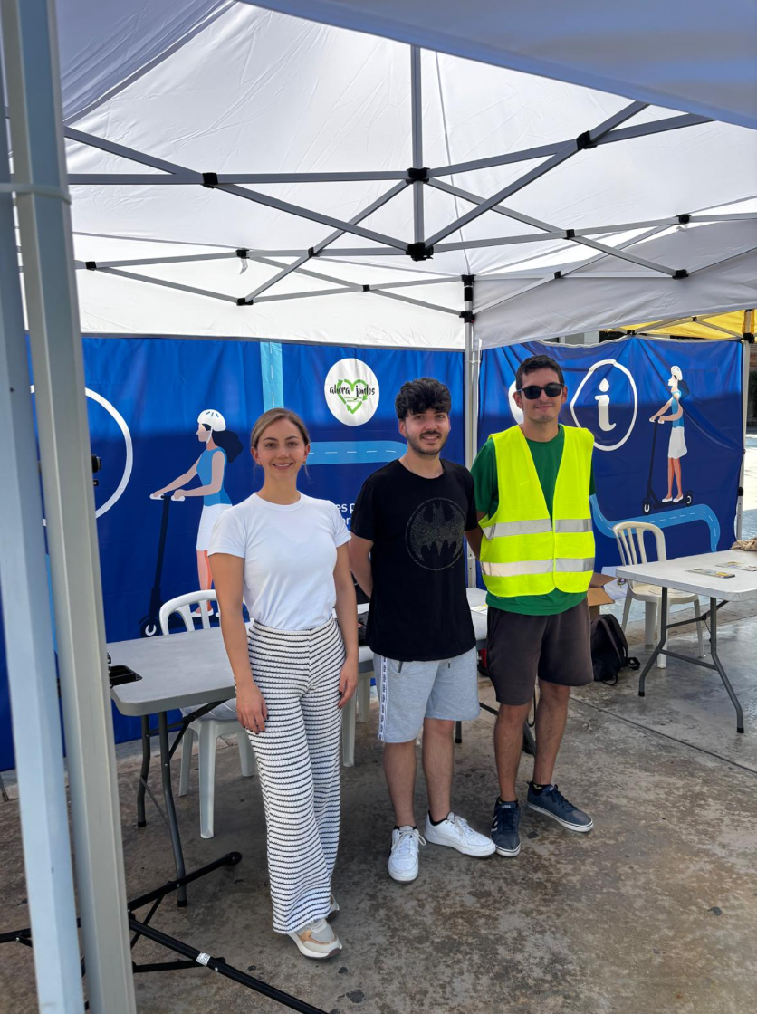 Personal de la carpa informativa de patinetes eléctricos durante la Semana de la Movilidad de Alicante