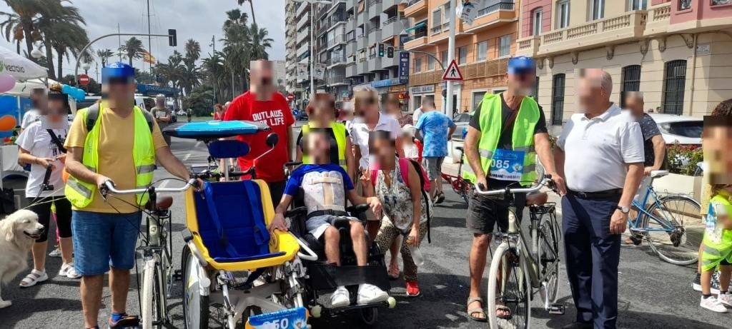Grupo diverso con bicicletas y silla adaptada en la Ciclovía Litoral de Alicante