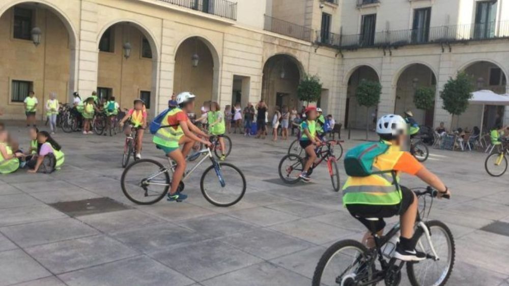 Niñas y niños aprendiendo a circular en bicicleta en Alicante