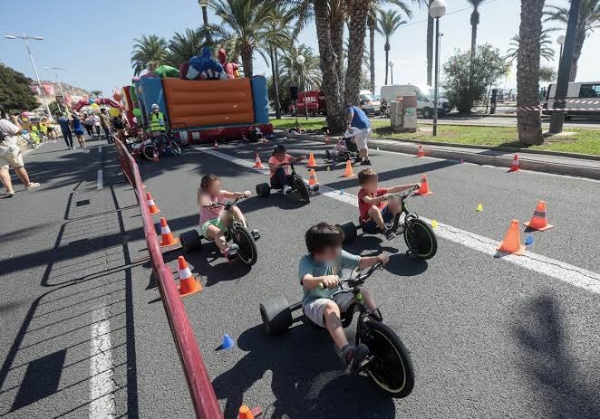 Niñas y niños recorriendo un circuito de movilidad segura