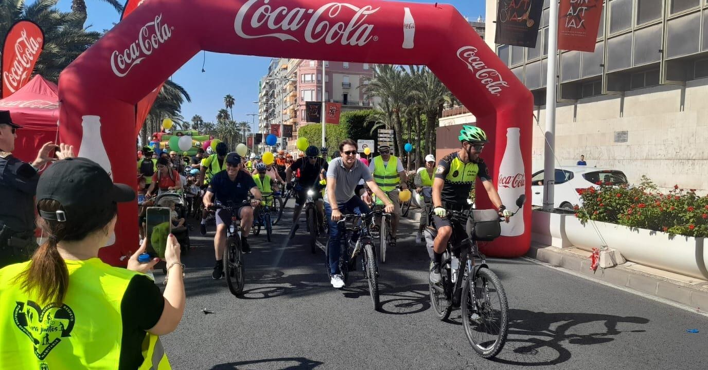 Ciclistas cruzando el arco de salida de la Marcha Ciclista de la Semana de la Movilidad de Alicante
