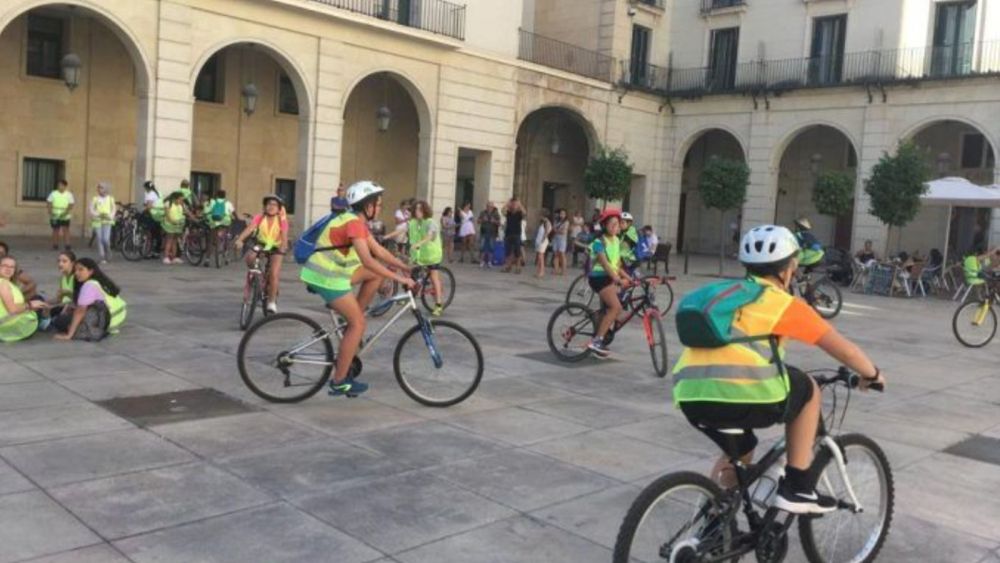 Niñas y niños aprendiendo a circular en bicicleta en Alicante