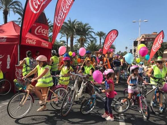 Participantes con bicicletas y globos durante la Ciclovía Litoral