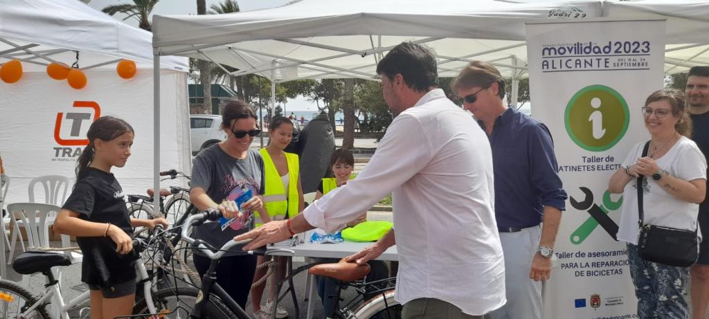 El alcalde Luis Barcala y el concejal de Movilidad Urbana Carlos de Juan en la Ciclovía