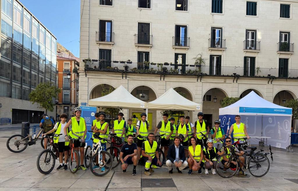 Jornada Biciescuela en la plaza del Ayuntamiento de Alicante