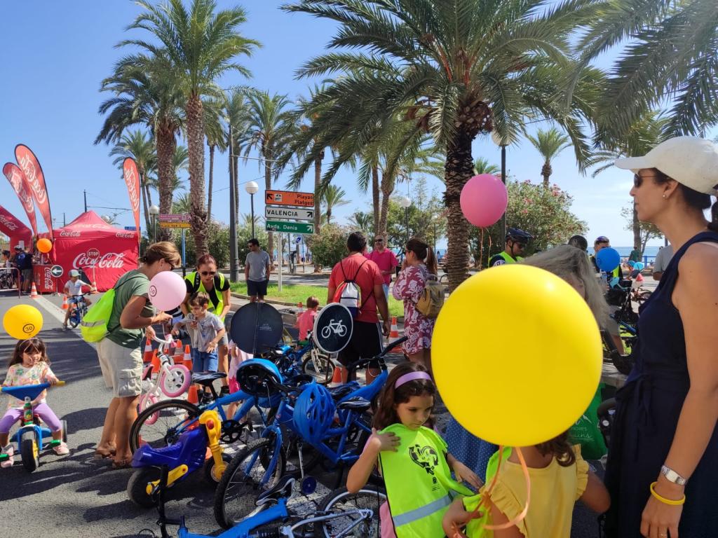 Familias participando en la Ciclovía Litoral de Alicante